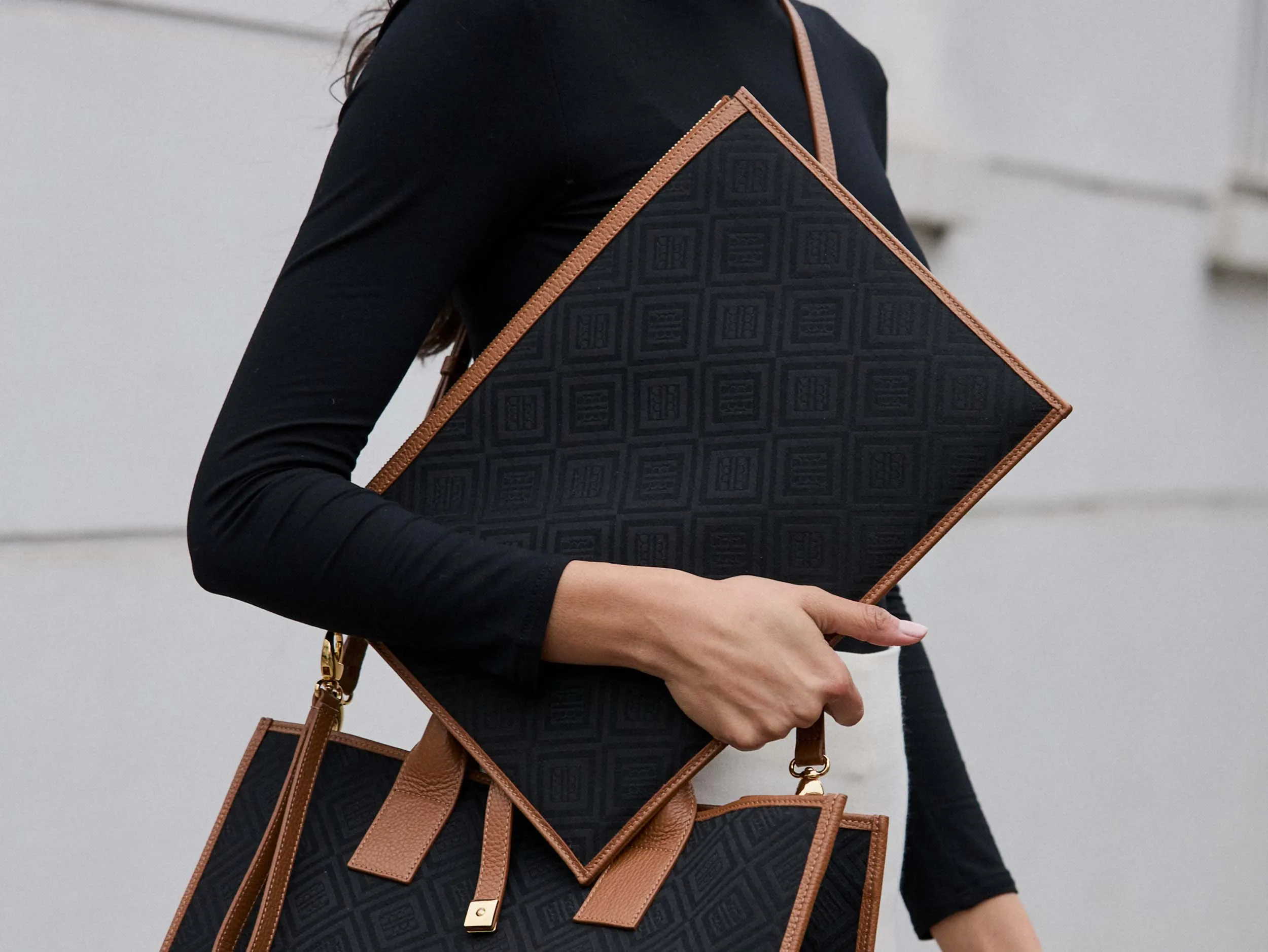 Large Pouch in Logo Jacquard Print - Black/Tan